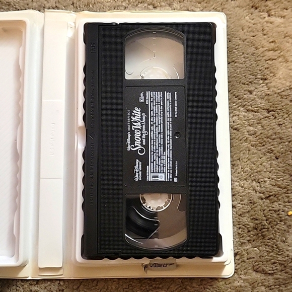 Disney Snow White and the Seven Dwarfs VHS - Picture 4 of 4